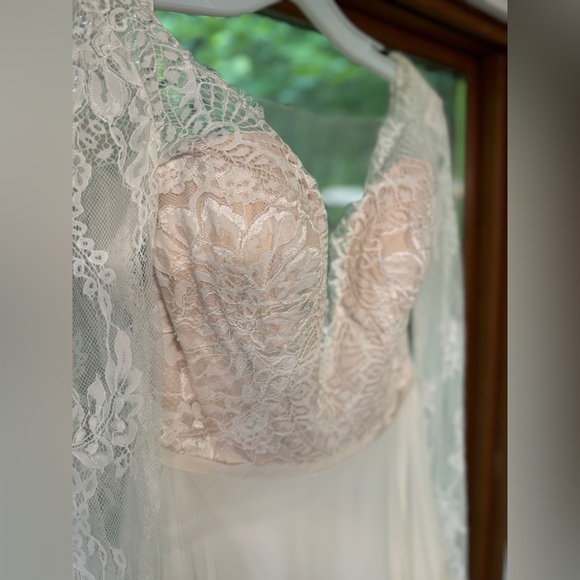 Long sleeve plunge lace chiffon wedding dres | David's Bridal Studio | 8 fits 6 - Picture 10 of 10